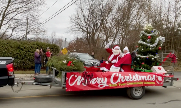 VIDEO: Santa and Mrs. Claus make stop in Woodstock