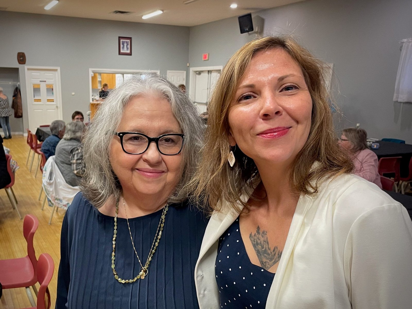 Author Lesley Crewe (left) with L.P. Fisher Public Library director Jenn Carson during the sold-out Woodstock Reads event on Oct. 14 at the Elks Club. (Remko van Rhijn photo)